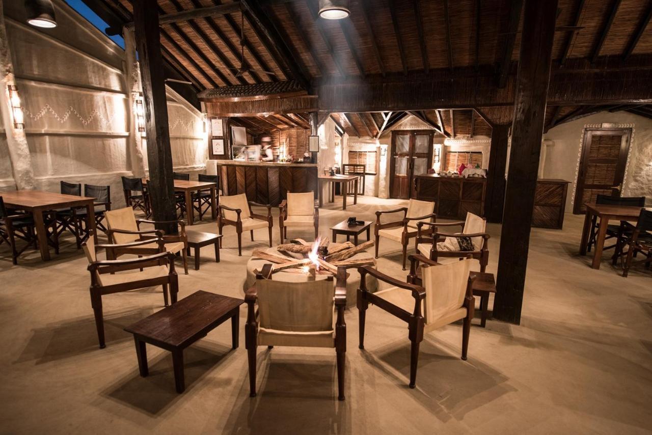 Tiger Tops Tharu Lodge Chitwan Zewnętrze zdjęcie